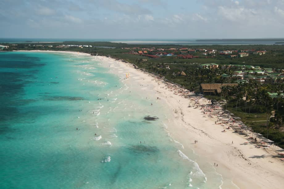 La barrera de coral de la isla es la segunda más grande del mundo. / Getty