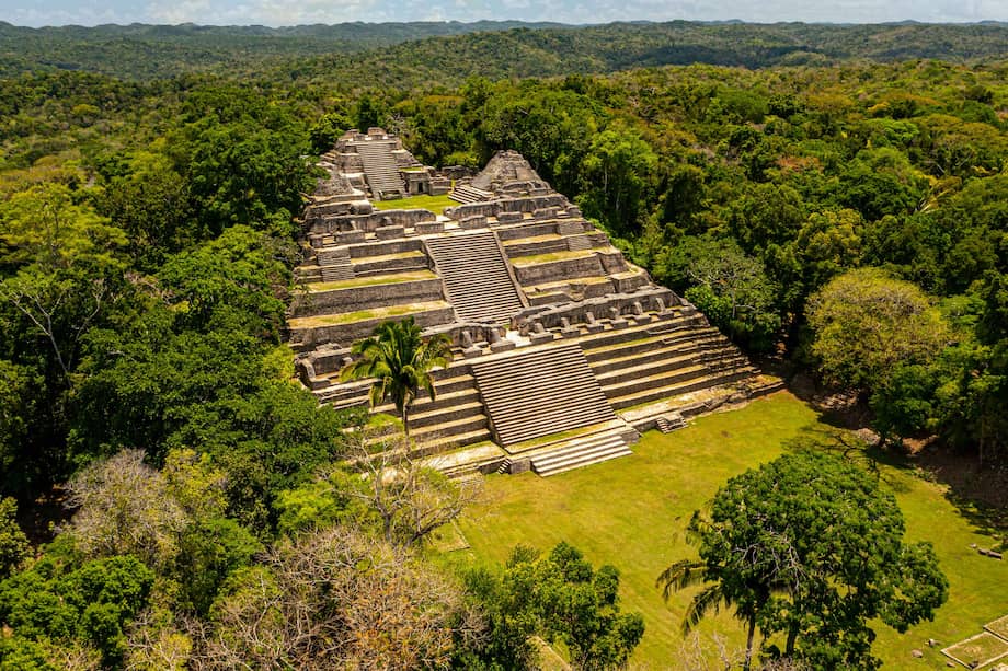 Entre los sitios imperdibles destaca Caracol, en el distrito de Cayo, dentro de la Reserva Forestal de Chiquibul.