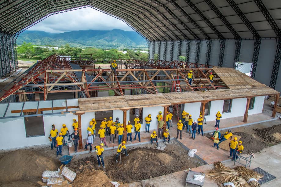 La construcción de la casa de la familia Buendía se hizo en un hangar de casi 3.000 metros cuadrados.