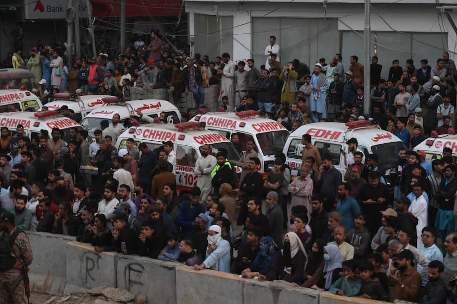 Familias y espectadores en duelo se reúnen en el lugar del incendio de Gul Plaza en Karachi, Pakistán.
