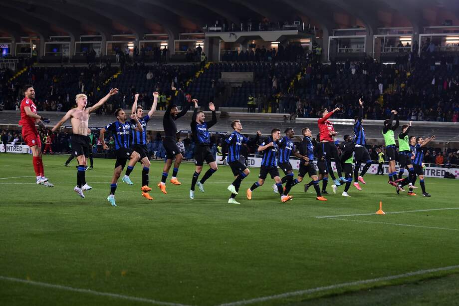 Los jugadores de Atalanta celebran la victoria de 3-1 sobre la Roma.
