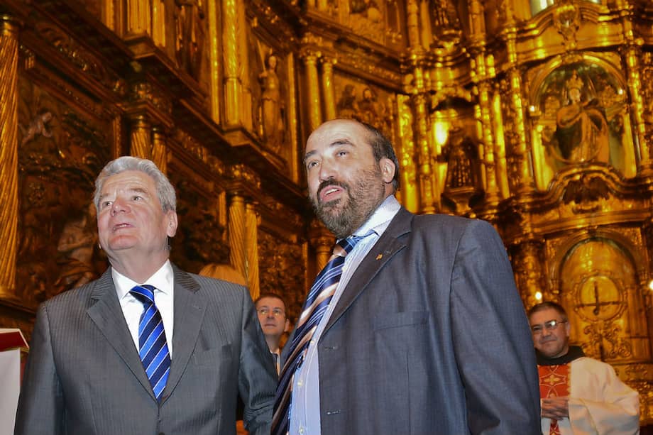 Doctor en literatura, graduado con una tesis sobre ‘El otoño del patriarca’, Guillermo León Escobar da en este artículo su opinión sobre la obra del nobel. En la foto, a la derecha, contándole la historia de las iglesias del centro de Bogotá al entonces presidente de Alemania, Joachim Gauck, en visita de mayo de 2013. / AFP