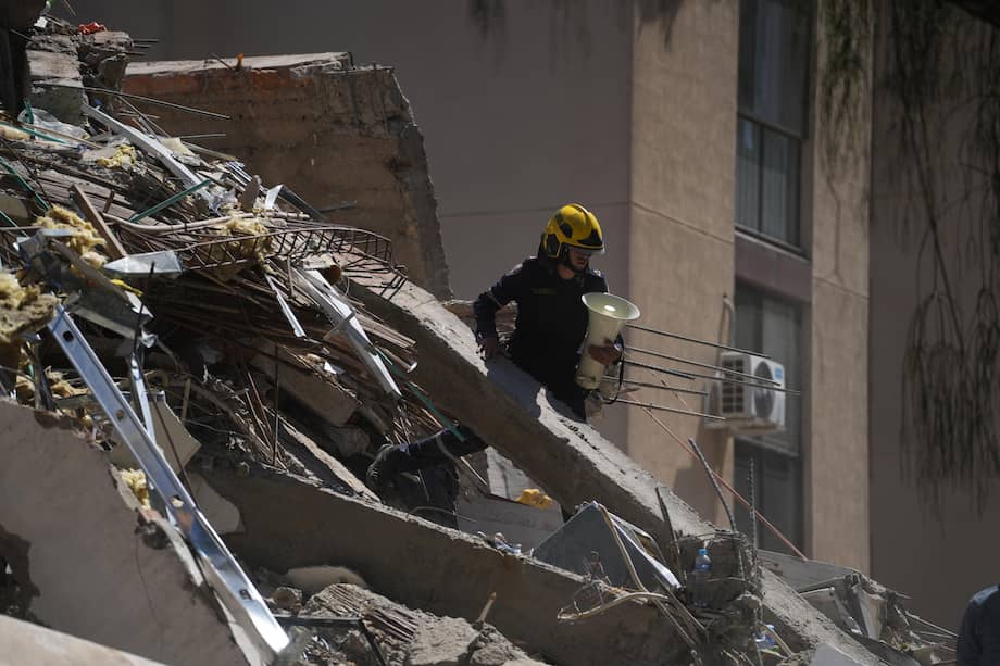 Una persona trabaja en labores de rescate en una edificación colapsada por el terremoto de magnitud 7,4 que sacudió al país este lunes, en Cali (Colombia).