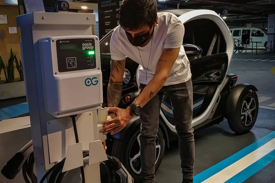 Por el lado de infraestructura diseñan e instalan estaciones de carga para carros, motos, bicicletas y patinetas eléctricas.