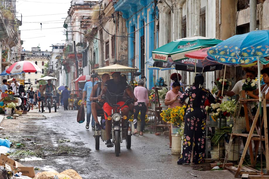 “Cuba muere por falta de energía, en medio de un ataque masivo de desamor”: Patricia Lara Salive.