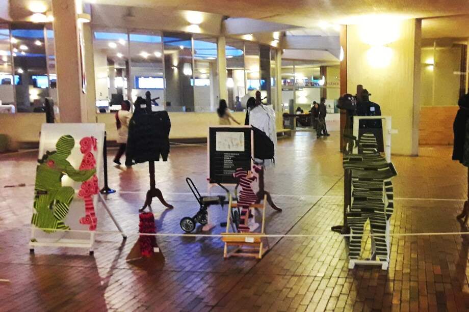 “Puntadas y dibujos antiguerra” estuvo expuesta en la biblioteca el Tintal, en Bogotá. / Cortesía