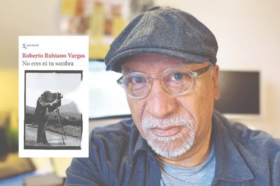 Roberto Rubiano Vargas es escritor, fotógrafo y profesor de la Maestría en Escrituras Creativas de la Universidad Nacional. Aquí, con la portada de la novela reseñada.