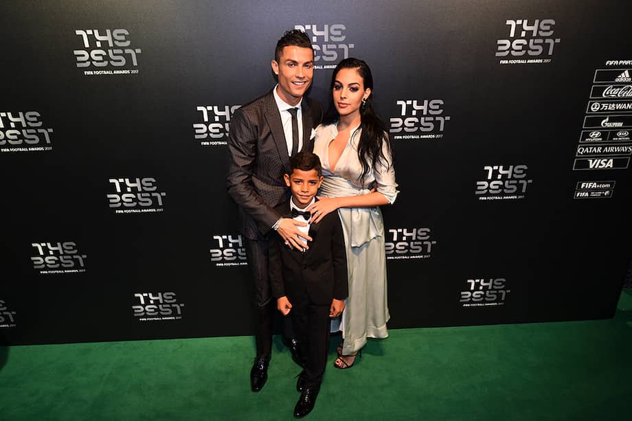 Cristiano Ronaldo junto a su pareja Georgina Rodriguez y su hijo mayor, Cristiano Ronaldo Jr., el pasado 23 de octubre. / AFP