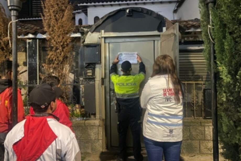 Tras la apertura de la puerta y la solicitud de asistencia del Cuerpo Oficial de Bomberos Bogotá, los y las menores de edad fueron entregados a sus familiares y las autoridades procedieron a suspender la actividad económica del inmueble.