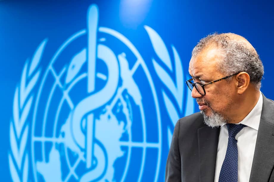 Tedros Adhanom Ghebreyesus, director general de la Organización Mundial de la Salud (OMS), se retira tras la rueda de prensa sobre la reunión del Comité de Emergencias relativa a la epidemia de ébola provocada por el virus Bundibugyo en la República Democrática del Congo y Uganda, celebrada en la sede de la Organización Mundial de la Salud (OMS) en Ginebra, Suiza, EFE/EPA/SALVATORE DI NOLFI
