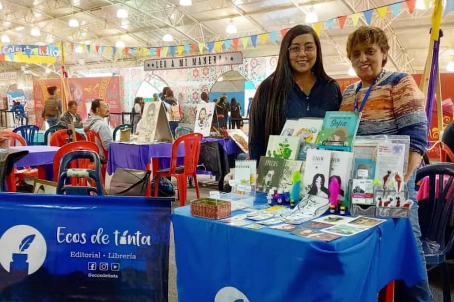 Andrea Velandia junto a su madre Helly Flórez, quienes le han dado luz a Ecos de Tinta, librería ubicada en Cl 15 #1b-16 de Soacha.