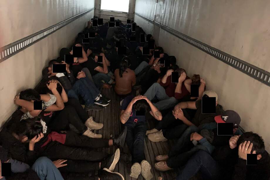 Fotografía cedida por el Departamento de Justicia de Estados Unidos donde se aprecia la caja de un tráiler llena de inmigrantes indocumentados que son transportados en condiciones peligrosas desde México a Estados Unidos.