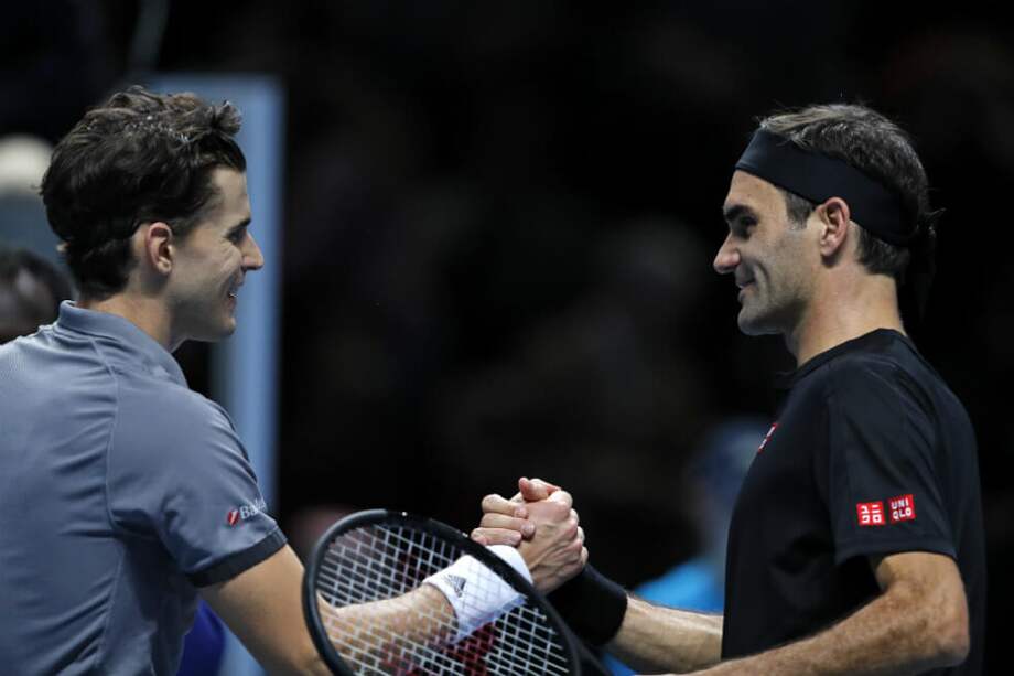 Thiem y Federer en su enfrentamiento en el O2 arena de Londres. / AFP
