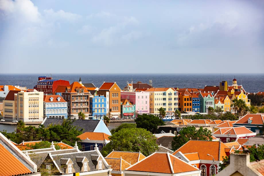 Willemstad, capital de Curazao y Patrimonio de la Humanidad, combina arquitectura colonial, gastronomía y una variada oferta cultural.