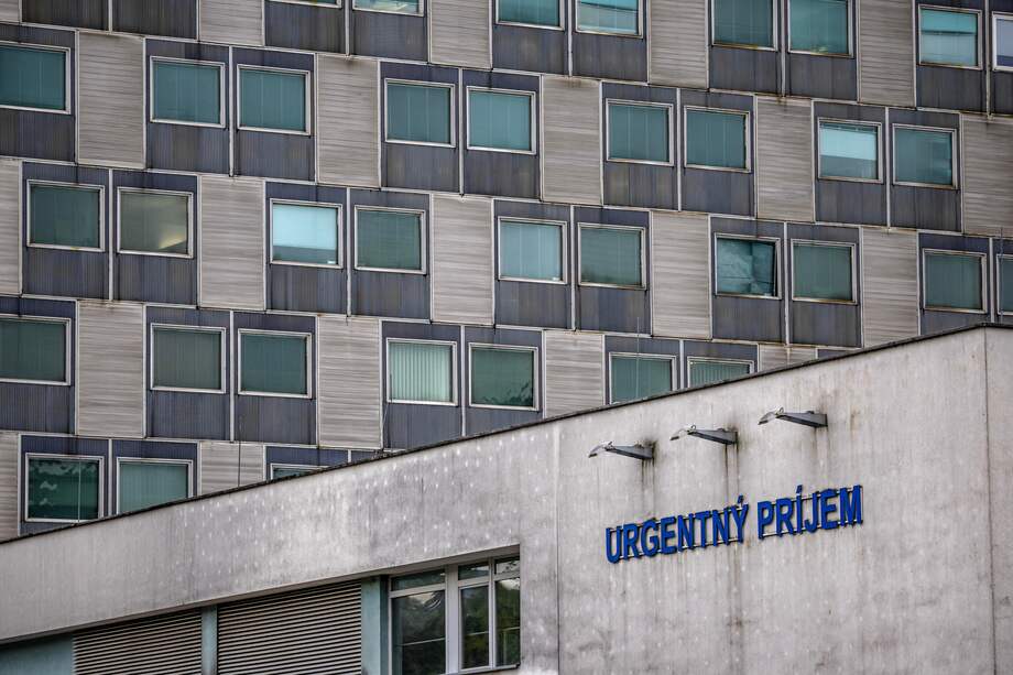 El Hospital Universitario F. D. Roosevelt, donde el primer ministro eslovaco, Robert Fico, está siendo tratado tras recibir un disparo dos días antes, en Banska Bystrica, Eslovaquia, el 17 de mayo de 2024.