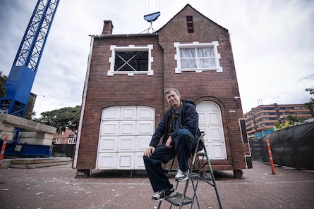 Leandro Erlich: el argentino que colgó una casa sobre la Plazoleta de Lourdes