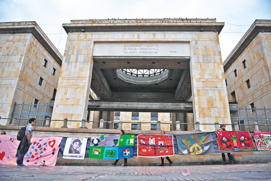 Decenas de tejedoras cosieron las historias que vivieron sus comunidades durante medio siglo de conflicto. / Mauricio Alvarado