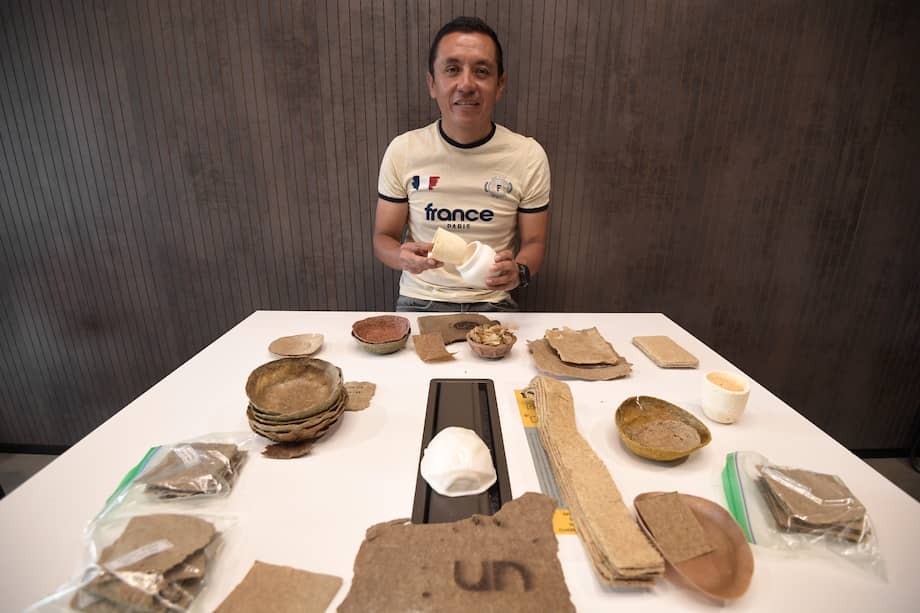 Jesús Manuel Gutiérrez exhibe productos hechos con capacho de uchuva.