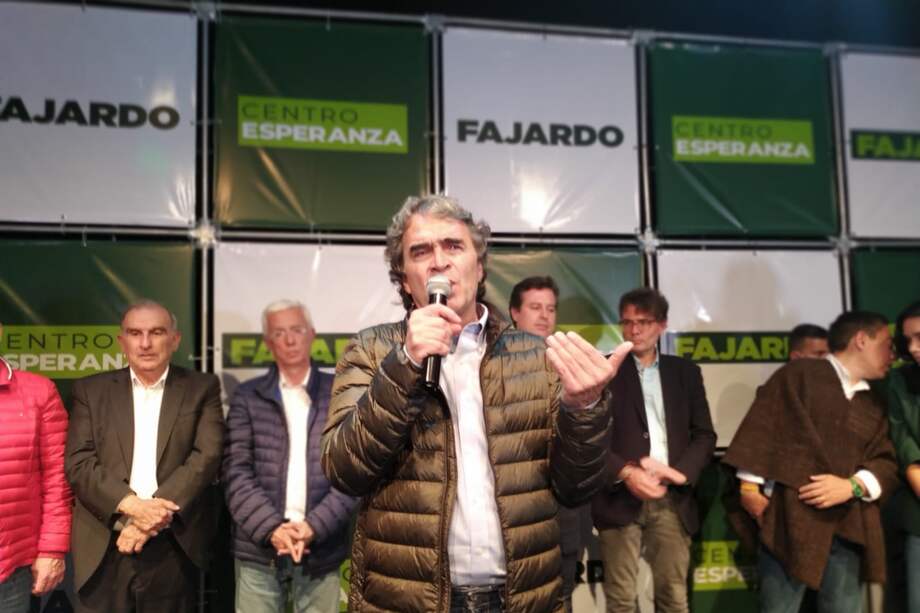 De la Calle acompañó a Fajardo tras su triunfo en la consulta presidencial.