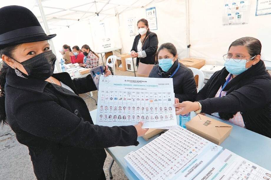 Los ecuatorianos salieron a votar este domingo para elegir a su nuevo presidente y a los nuevos miembros de la Asamblea Nacional en medio de una grave emergencia económica y de salud.