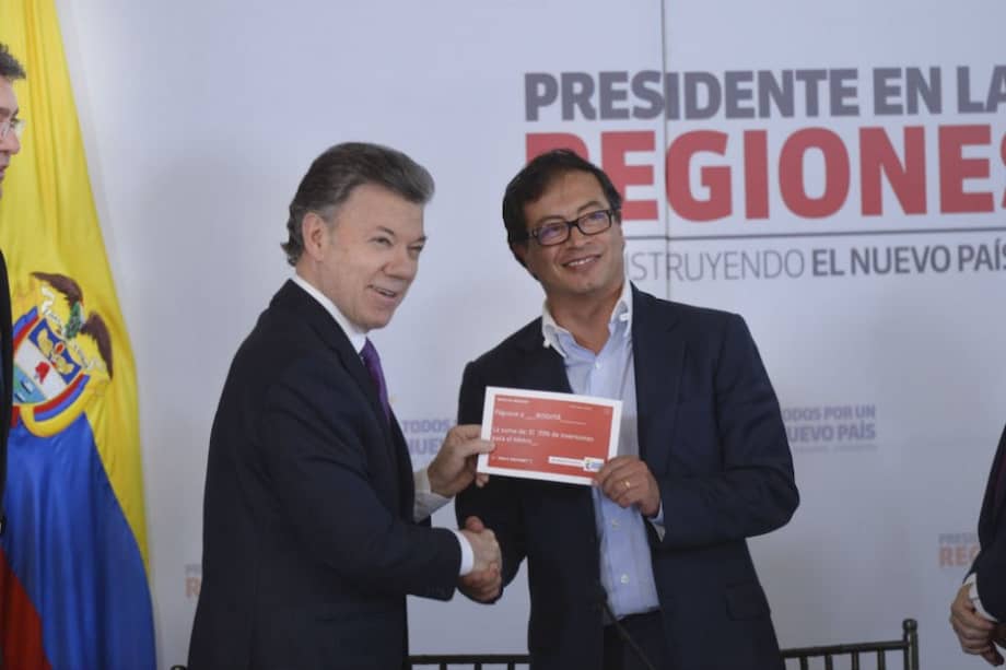 Con un cheque simbólico, que le entregó el presidente Santos al alcalde Gustavo Petro, la nación confirma el respaldo a la construcción del metro / SIG