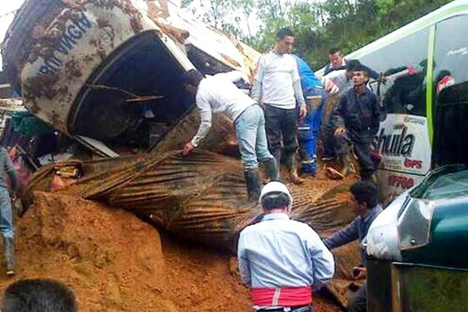 Un muerto y ocho heridos deja derrumbe en vía entre Florencia y Huila