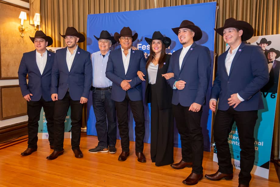 El grupo mexicano Bronco, ícono de la música regional mexicana, informó este lunes que el 2 de noviembre ofrecerá un concierto sinfónico como parte de la programación del Festival Internacional Santa Lucía (FISL), uno de los más importantes del norte de México, y que está celebrando 15 años.
EFE/Miguel Sierra