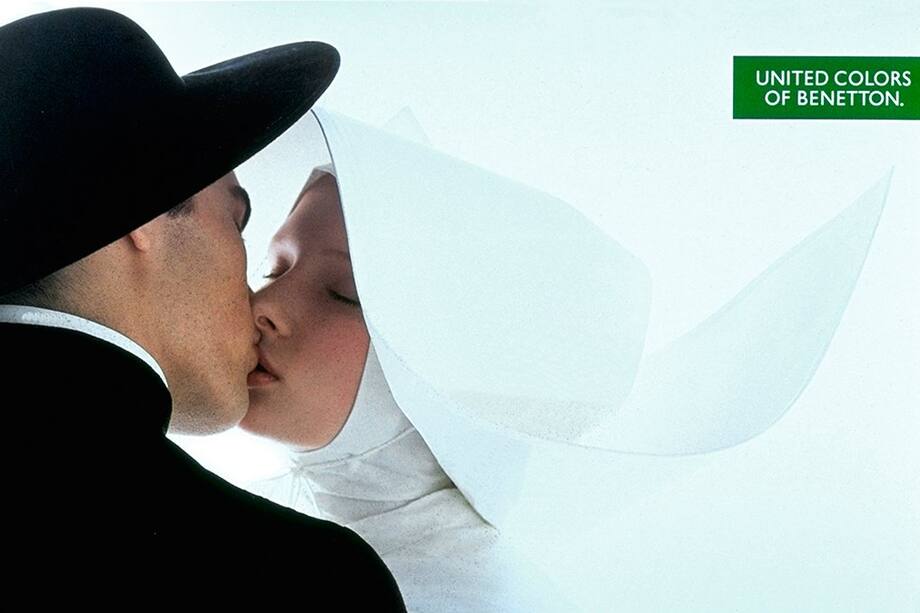 La campaña "Unhate", ideada por el creativo Oliviero Toscani para la marca de ropa Benetton, fue una controversial iniciativa publicitaria lanzada en 2011. Su mensaje central giraba en torno a la necesidad de promover la tolerancia, la reconciliación y el diálogo entre culturas, religiones y líderes mundiales.