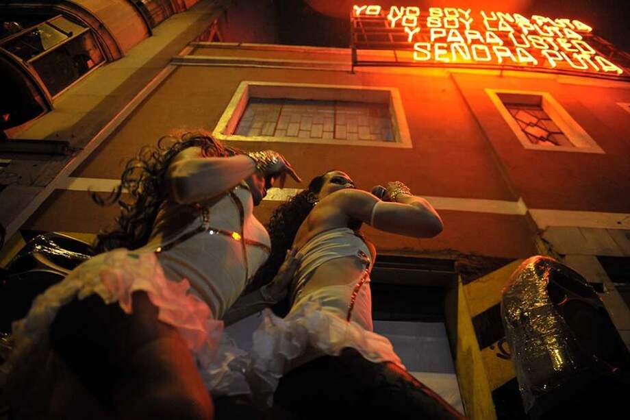 En noviembre de 2014 el colectivo CaldodeCultivo hizo un proyecto llamado Para usted, señora Puta, en el que, mediante el arte, el espacio público y la participación, apeló al empoderamiento, respeto y dignidad de las mujeres y transgeneristas que ejercen la prostitución en el barrio Santa Fe, en Bogotá. / Gustavo Torrijos