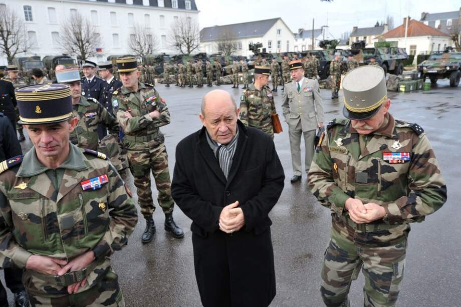 El ministro de defensa, Jean-Yves Le Drian junto a soldados franceses encargados de la intervención en Malí./ AFP