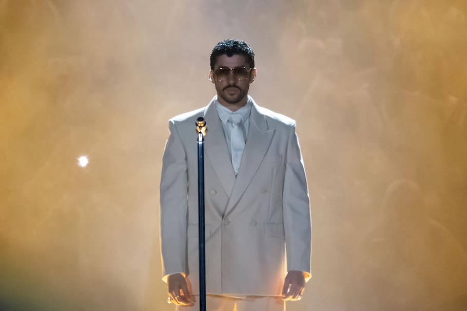 AME4821. BUENOS AIRES (ARGENTINA), 13/02/2026.- El cantante puertorriqueño Bad Bunny se presenta durante un concierto de su gira ‘DeBí TiRAR MáS FOToS’, este viernes en Buenos Aires (Argentina). EFE/ Juan Ignacio Roncoroni