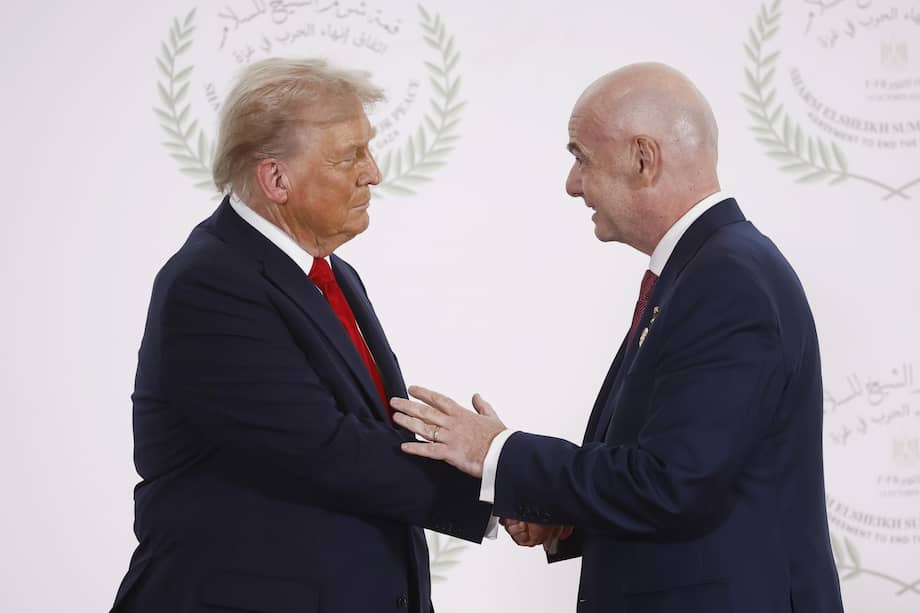 El presidente de la FIFA, Gianni Infantino (derecha), y el presidente de Estados Unidos, Donald Trump, posan para la foto.