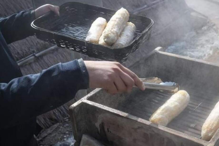 Mazorcas de maíz cocinadas con el vapor que emana una fuente termal de Beppu (Japón).