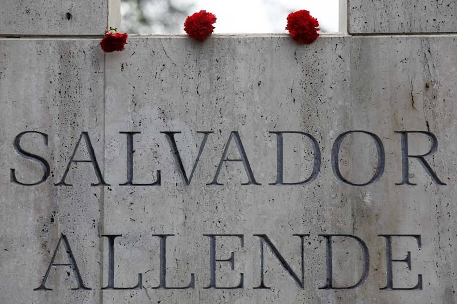 Vista de la tumba del presidente chileno Salvador Allende con ofrendas florales tras un acto de homenaje en el mausoleo del político, en Santiago de Chile. / EFE