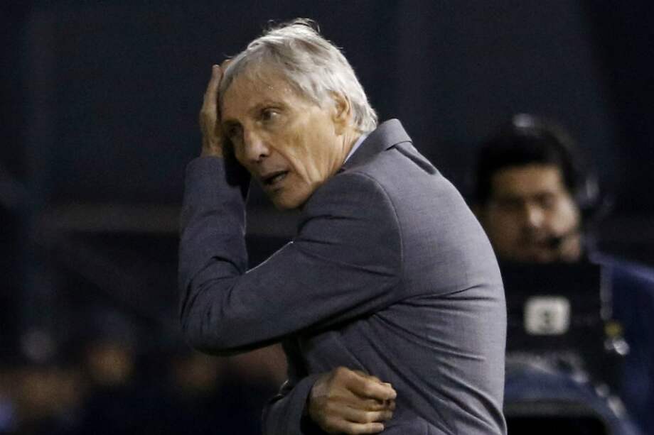 José Pékerman, entrenador argentino de la selección Colombia, durante el encuentro contra Paraguay. / EFE
