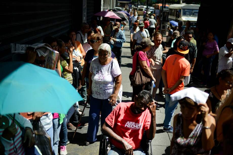 El costo de la canasta básica familiar en septiembre es equivalente a seis salarios mínimos mensuales en Venezuela. / AFP