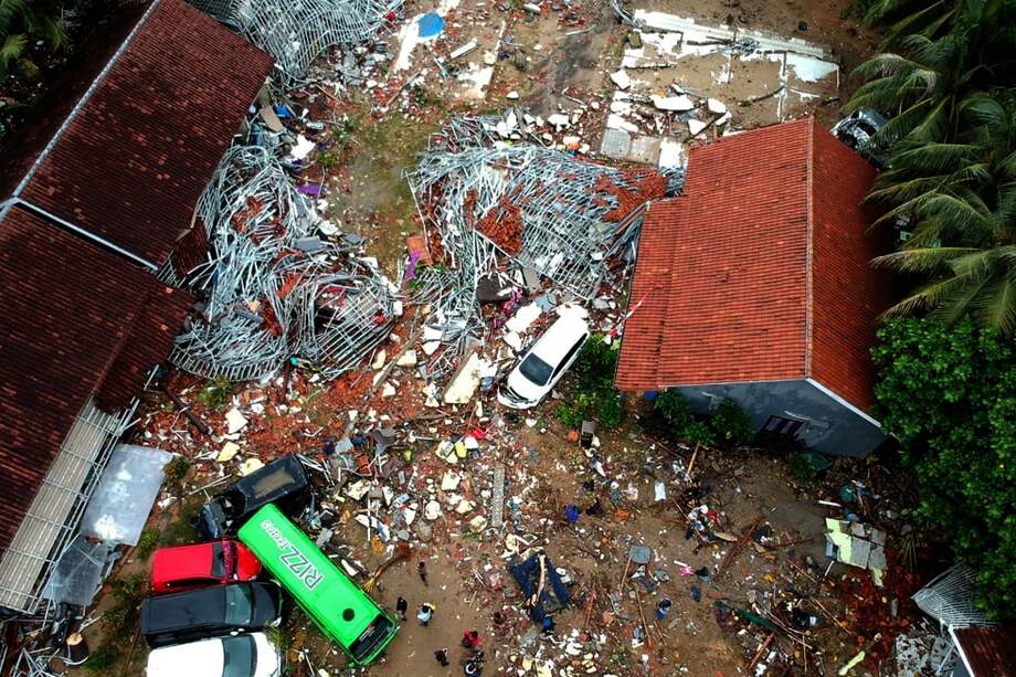 En un principio las autoridades no pensaron que fuera un tsunami, por lo que no sonaron las alarmas. / AFP