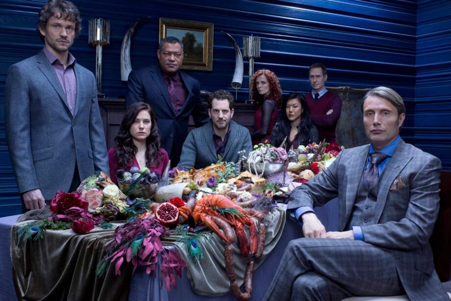 Max Mikkelsen (sentado a la derecha) dice que rescata de su personaje de Hannibal Lecter su buen gusto por la música, el arte y la buena mesa. / Cortesía AXN