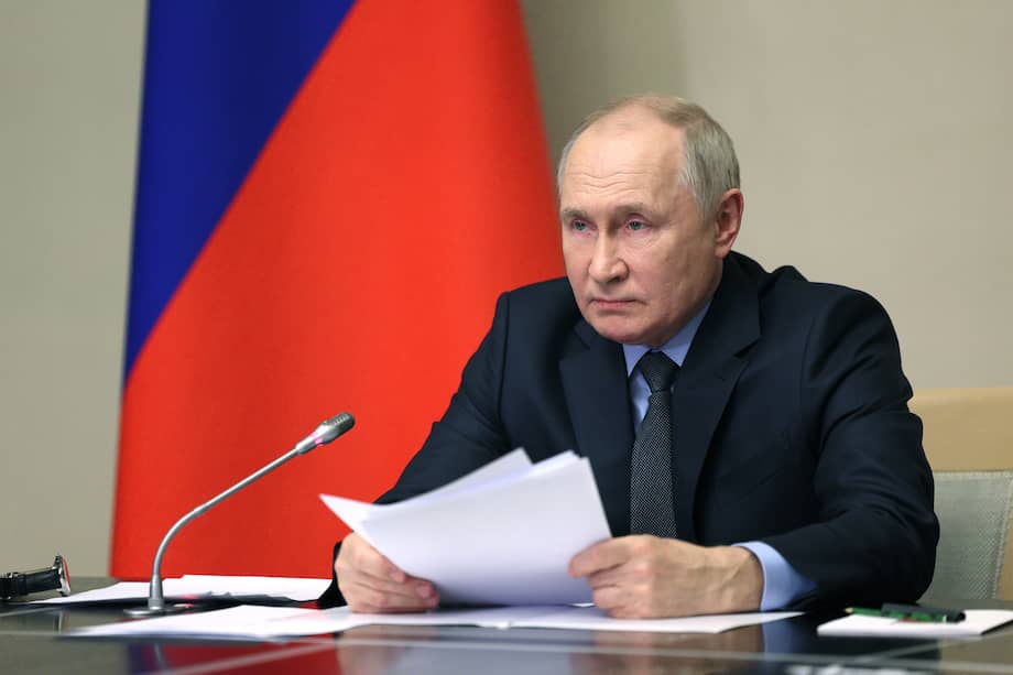 El presidente ruso Vladimir Putin preside una reunión con miembros del Consejo de Seguridad, el Gobierno y los dirigentes de los organismos encargados de hacer cumplir la ley en la residencia estatal Novo-Ogaryovo en las afueras de Moscú, Rusia, el 30 de octubre de 2023.