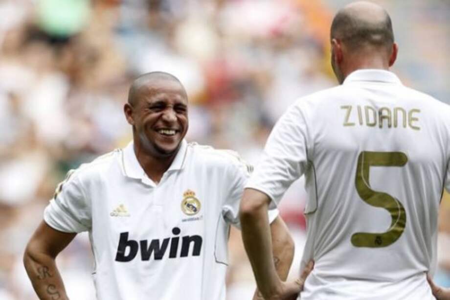 Roberto Carlos (i), durante su época como jugador de Real Madrid, junto al actual entrenador del equipo merengue, Zinedine Zidane. / Archivo