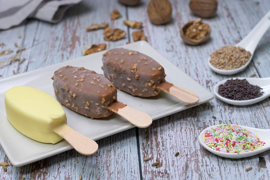 Esta paleta "magnum” de mango y coco también puedes bañarla en chocolate oscuro si es de tu preferencia.