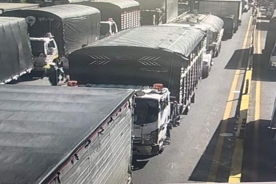 En Cáqueza la comunidad sigue protestando para que reabran totalmente la vía y así evitar más pérdidas económicas.