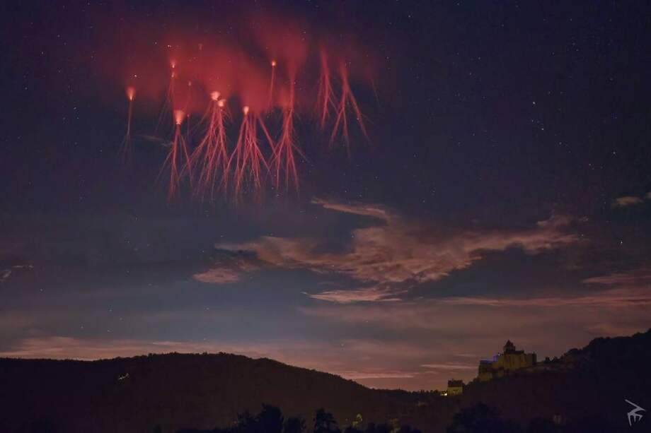 Duendes rojos formados sobre tormentas eléctricas en el sureste del Mar Egeo, capturados desde Atenas el 4 de diciembre de 2021.