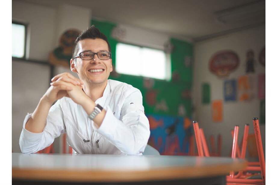 Luis Miguel Bermúdez es uno de los colombianos que serán homenajeados en la exposición. Es profesor y diseñó un plan curricular de educación sexual que redujo a cero el número de embarazos en su escuela. / Cortesía