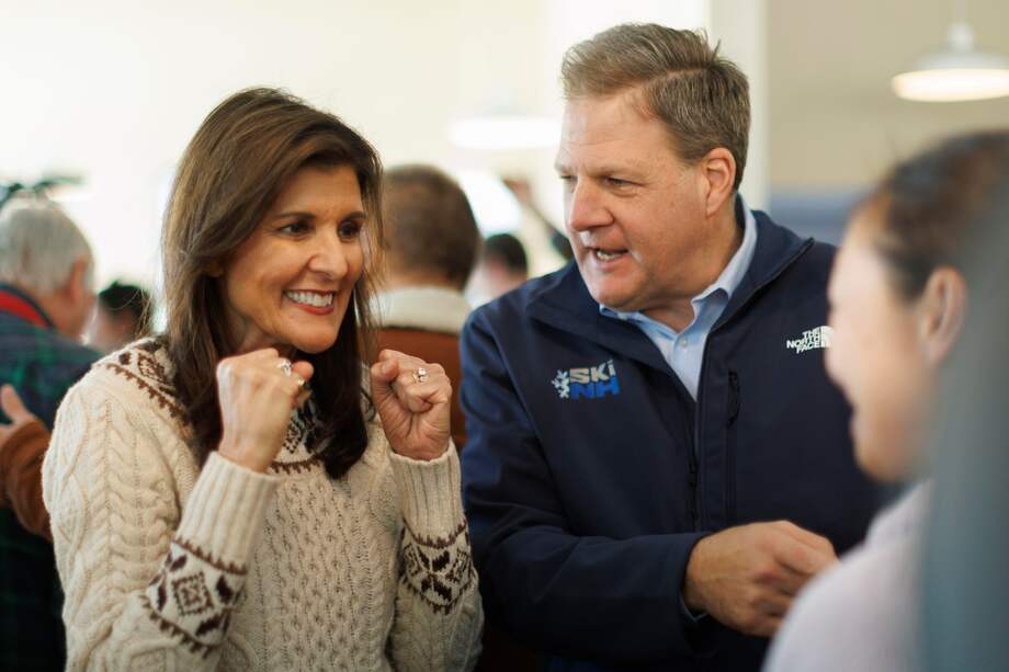 La precandidata republicana a la presidencia, Nikki Haley, y uno de sus aliados políticos, el gobernador de New Hampshire, Chris Sununu.