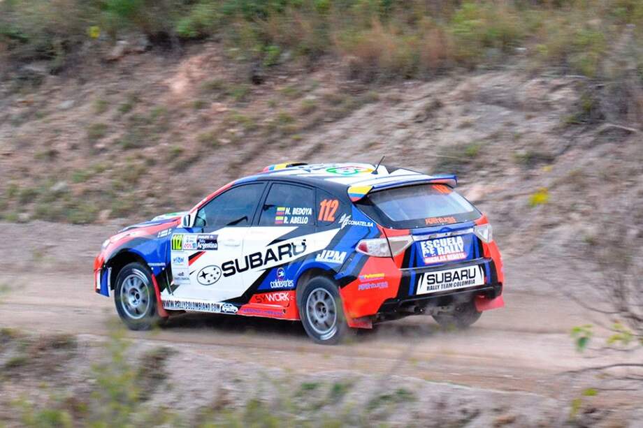 Nikolás Bedoya piloteando su automovil Subaru.