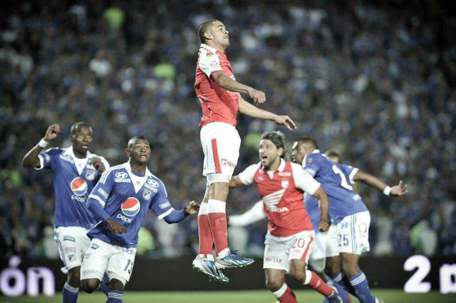 Yulián Anchico (centro) es uno de los jugadores más importantes de Independiente Santa Fe, líder del fútbol colombiano. / Gabriel Aponte