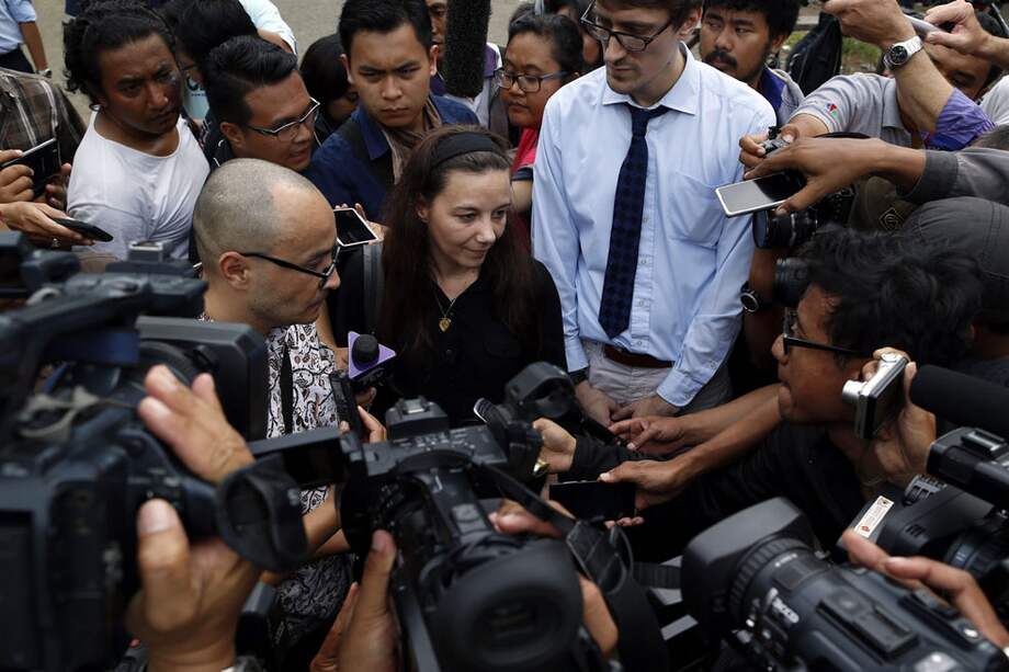 La esposa del preso francés Sergei Atlaoui, condenado a pena de muerte por tráfico de drogas en Indonesia. El castigo se ejecutará en los próximos días. / EFE