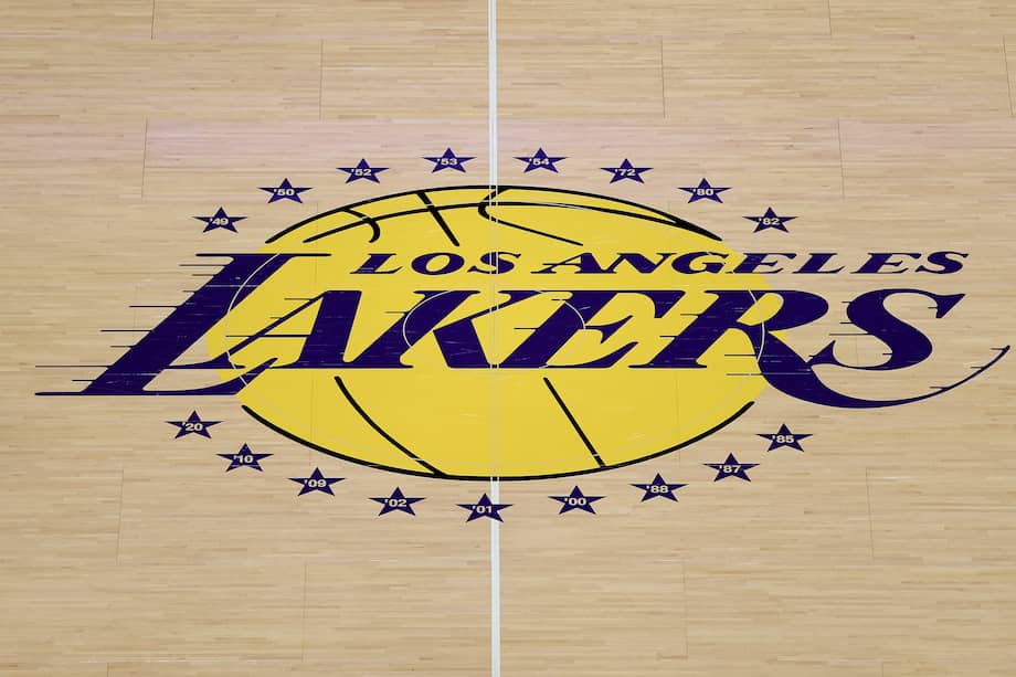 Escudo de Los Ángeles Lakers en el terreno de juego de la Cripto Arena en la ciudad más poblada del estado de California.