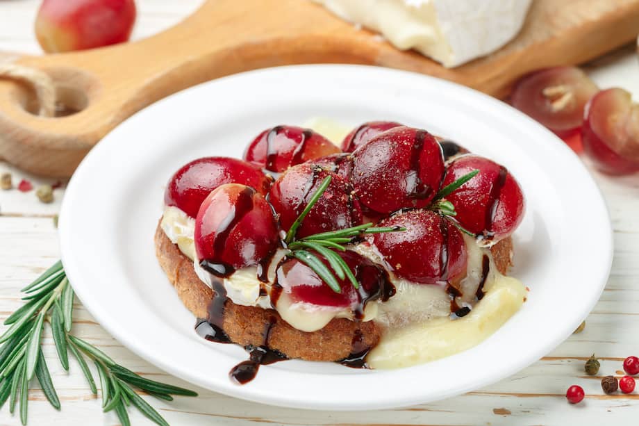 Puedes usar uvas verdes o moradas para disfrutar esta preparación.